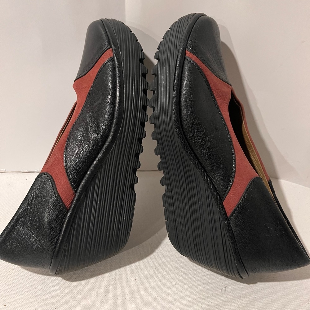 FLY LONDON YAZ WOMENS Sz 7 WEDGES PUMP SLIP ON LEATHER SHOES